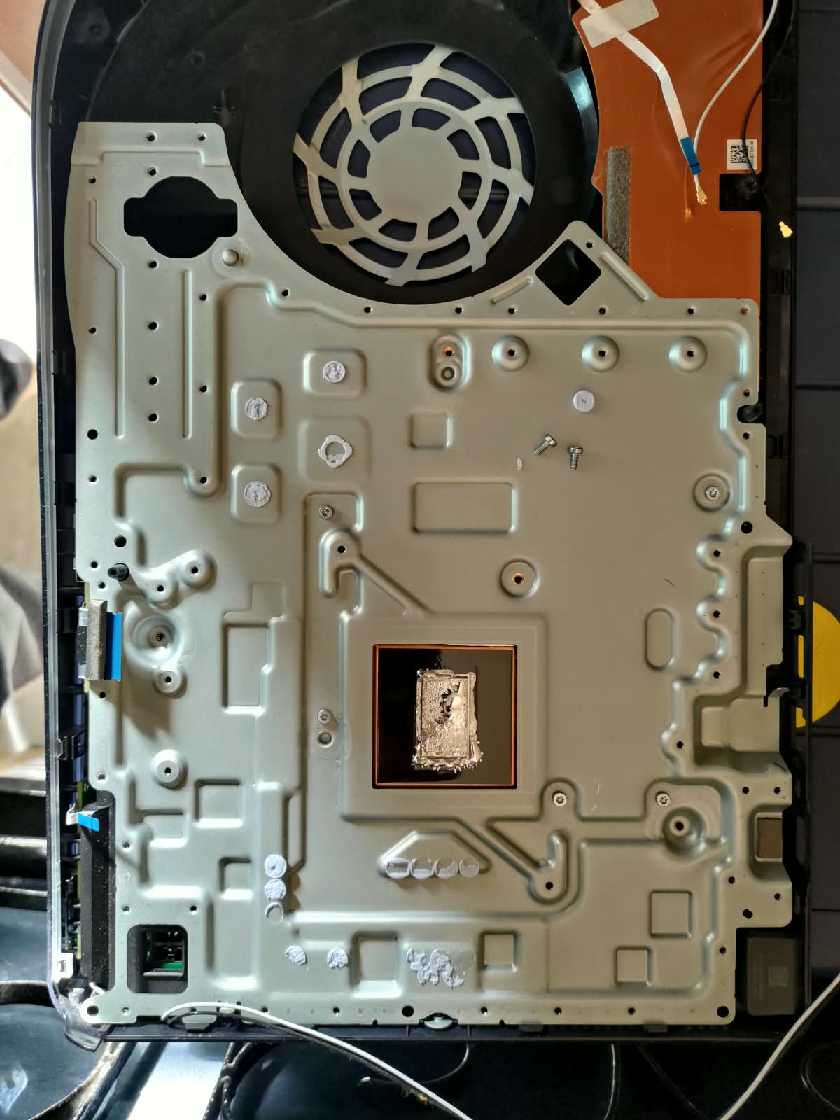 PS5 Slim interior after cleaning
