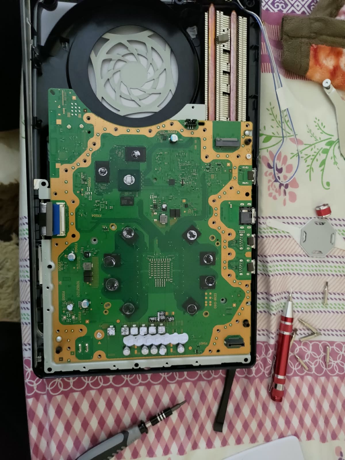 PS5 Slim opened on the bench during diagnosis